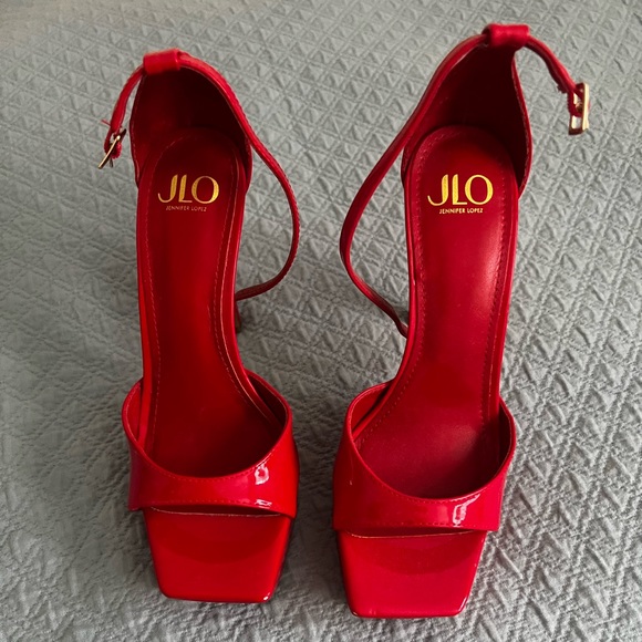 Beautiful shoes - Picture 2 of 3